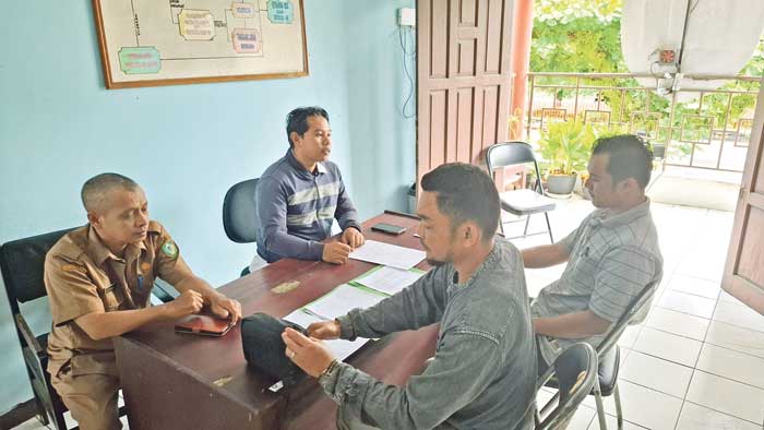 PROTES: Arif Rahman melaporkan PHK yang dialaminya di Disnakertrans Kotim, Senin (10/3).&nbsp;FAHRY/RADAR SAMPIT