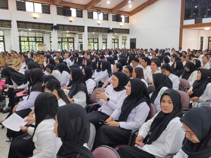 Ratusan CASN yang belum lama tadi mengikuti kegiatan pembekalan dan penyerahan SK CPNS dan PPPK, yang akhirnya ditangguhkan oleh pemerintah daerah akibat keputusan pusat.