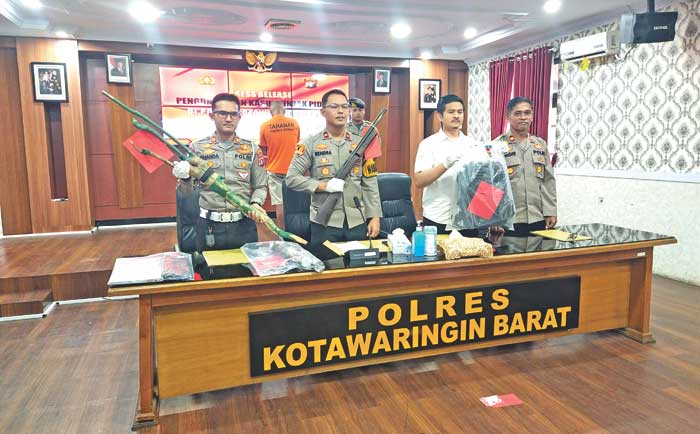 PERUSAKAN ASET DESA: Polres Kobar memperlihatkan barang bukti perkara perusakan kantor Desa Umpang, Senin (10/3).&nbsp;SYAMSUDIN DANURI/RADAR SAMPIT