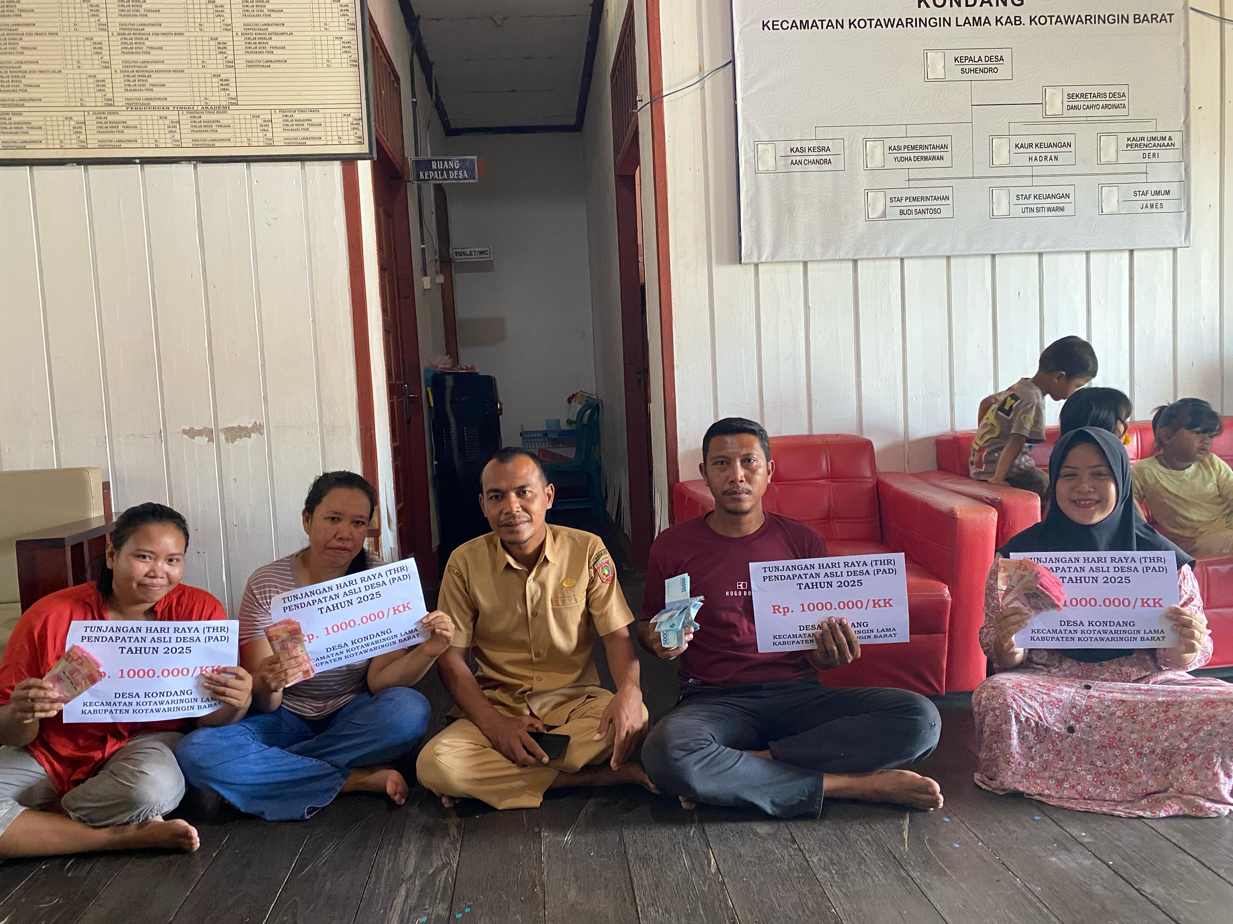 BAGI THR: Warga Desa Kondang, Kecamatan Kotawaringin Lama, Kabupaten Kobar, Kalteng menunjukkan uang THR dari pemdes setempat. (Istimewa)
