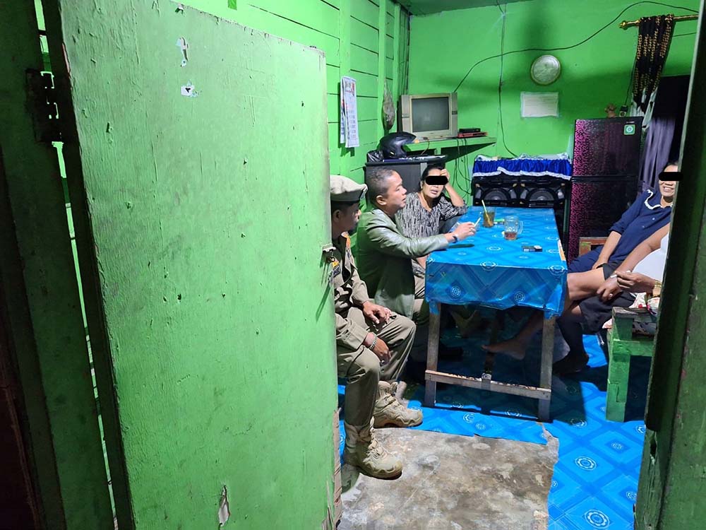 PATROLI: Satpol PP Kobar melaksanakan patroli ke lokasi prostitusi Kalimati Lama, Selasa (10/3) malam.
