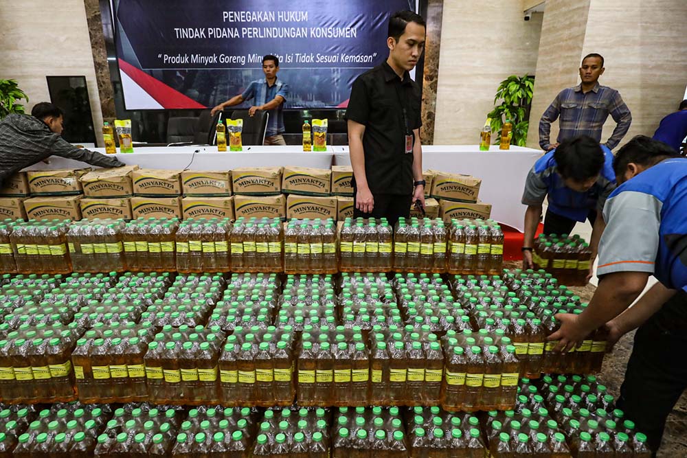 Petugas merapihkan barang bukti minyak goreng Minyakita dan mesin saat konferensi pers terkait produk minyak goreng Minyakita isi tidak sesuai kemasan di Lobby Bareskrim Polri, Jakarta, Selasa (11/3/2025). Bareskrim Polri melalui Satgas Pangan mengungkap