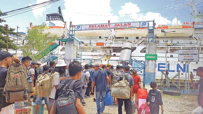 PADAT: Ribuan penumpang kapal menaiki KM Lawit bertolak dari Pelabuhan Sampit menuju Pelabuhan Tanjung Perak Surabaya, Rabu (12/3).