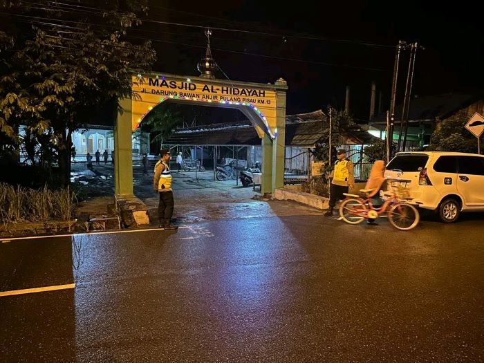 PENGAMANAN : Personel Polres Kapuas berjaga-jaga di lingkungan Masjid Al Hidayah, Pulang Pisau. ISTIMEWA/RADAR SAMPIT