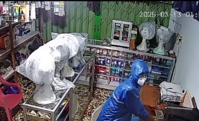 PENCURIAN : Pelaku pencurian beraksi di toko Bintang Listrik, Jalan Jenderal Sudirman, RT 29, Dusun Karang Anyar, Kelurahan Mendawai dan terekam kamera CCTV, Kamis (13/03/2025) tengah malam.