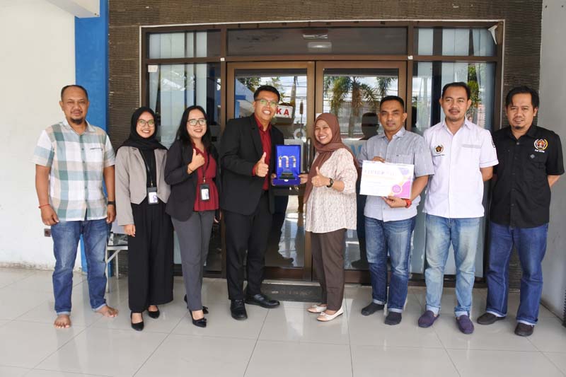 Penyerahan dukungan dari Hotel Midtown Xpress Sampit berupa voucher berbuka puasa