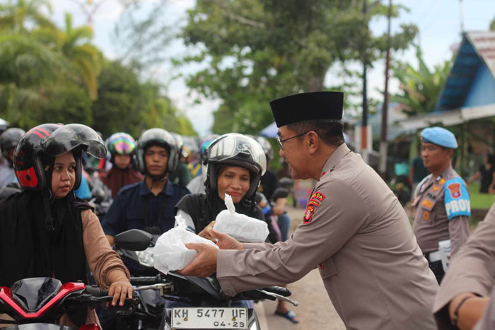 AKTIVITAS JELANG MUTASI : Kapolda Kalteng Irjen Pol Djoko Poerwanto  saat melaksanakan kegiatanberbagi takjil bulan Ramadan di Mapolda Kalteng, belum lama tadi. ISTIMEWA/RADAR PALANGKA