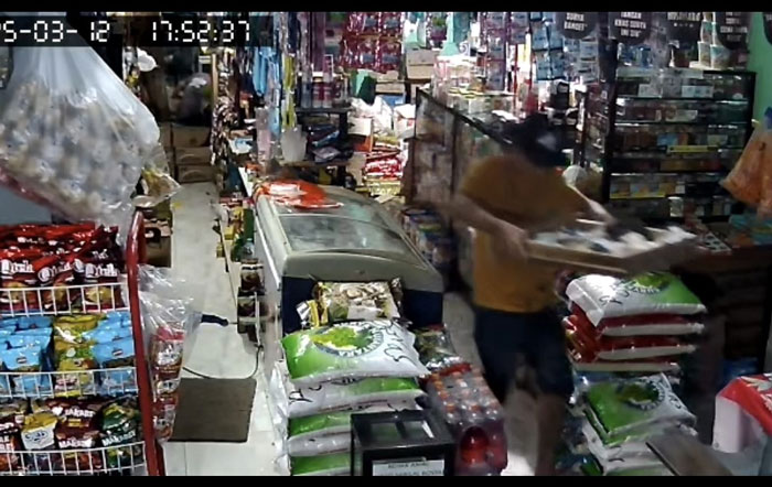 MALING VIRAL : Seorang pria terekam kamera CCTV saat mencuri uang di Desa Pelangsian, Kecamatan MB Ketapang, Sampit, Rabu (12/03/2025) lalu. TANGKAPAN LAYAR/RADAR SAMPIT