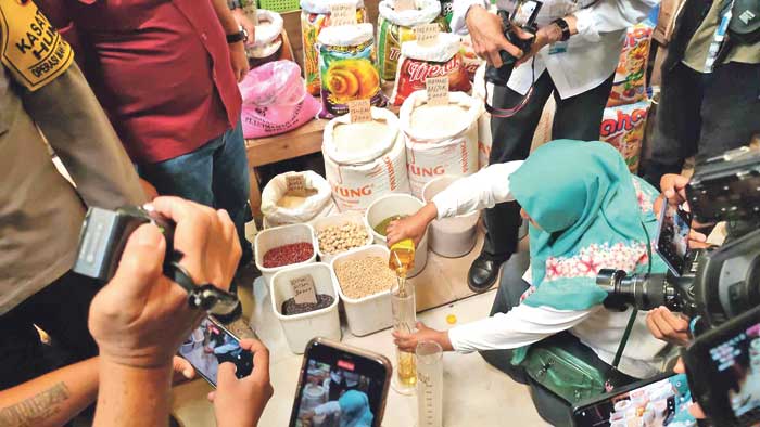 PENGECEKAN: Tim Satgas Pangan Polda Kalteng bersama Disdagperin Kalteng mengecek takaran minyak subsidi merek MinyaKita di Pasar Kahayan, Palangka Raya, Rabu (12/3).&nbsp;DODI/RADAR SAMPIT