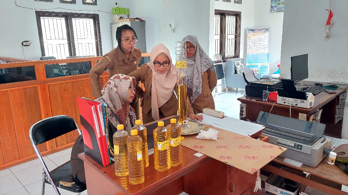 PEMERIKSAAN MINYAKITA: Petugas DKUKMPP Lamandau saat melakukan pemeriksaan isi dari kemasan minyakita ukuran 1 liter