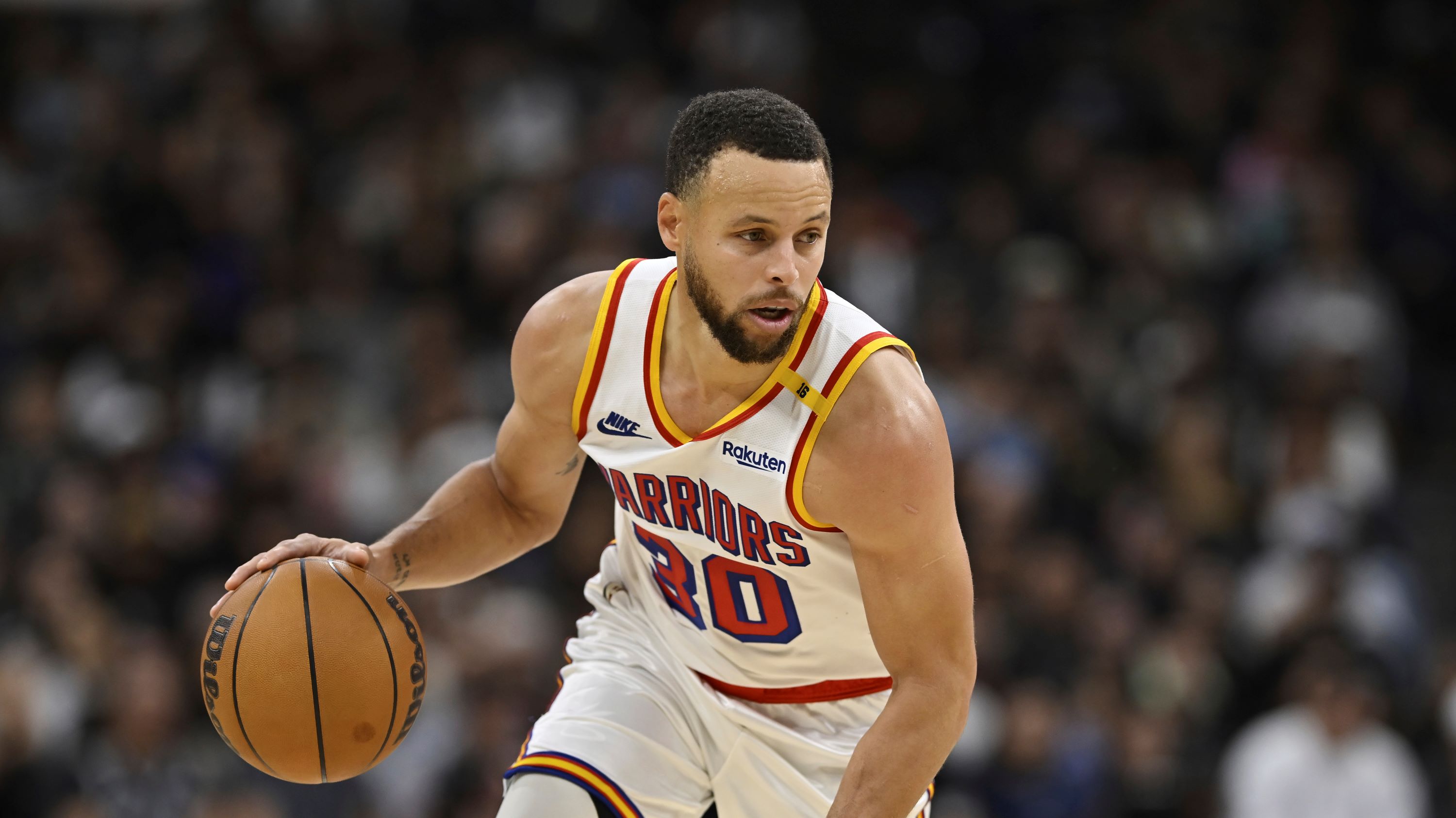 BINTANG: Aksi Stephen Curry saat bermain di kompetisi NBA.