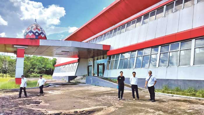 BAKAL DIFUNGSIKAN: Kondisi Gedung Expo Sampit yang tanpa perawatan setelah masuk pusaran dugaan korupsi.