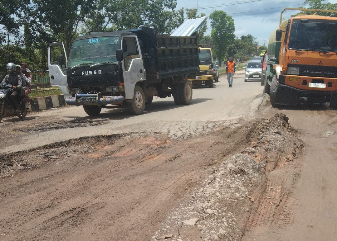 Kerusakan jalan cukup parah terjadi di Jalan Jenderal Ahmad Yani (Trans Kalimantan), Kilometer 66-67 Desa Karang Mulya, Kecamatan Pangkalan Banteng, Kabupaten Kobar, Kalteng