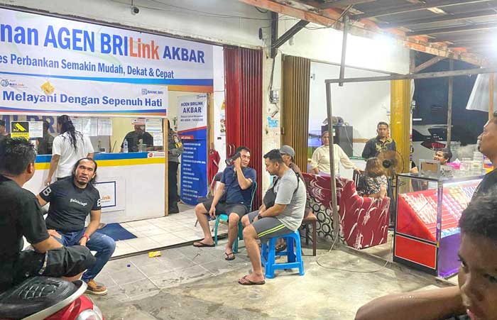 DIRAMPOK: Petugas kepolisian saat berada di lokasi kios agen perbankan di Jalan Rajawali km 3,5, Palangka Raya, Rabu (12/3) malam.&nbsp;IST/RADAR SAMPIT