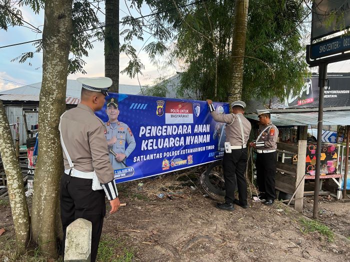 SPANDUK : Satlantas Polres Kotim mulai memasang spanduk imbauan untuk pemudik lebaran. ISTIMEWA/RADAR SAMPIT