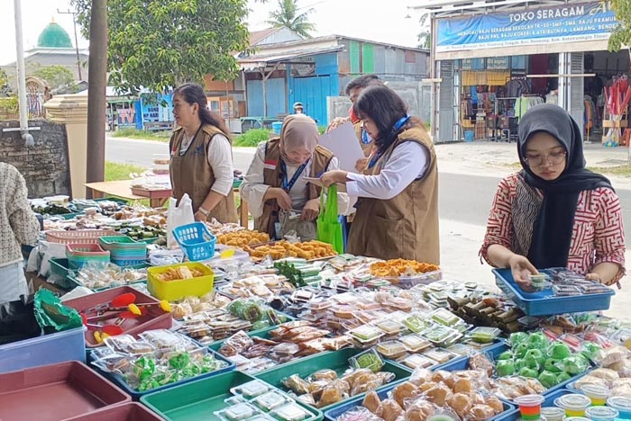 PENGAWASAN PANGAN: Tim BBPOM melakukan pengujian laboratorium terhadap takjil yang dijual para pedagang selama Ramadan, Rabu (12/3).