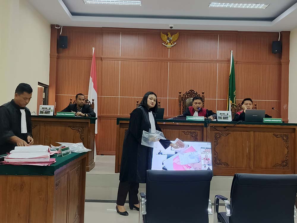 Sidang perkara sabu-sabu seberat 50,6 kg dengan terdakwa Warso masih terus bergulir. Kamis (13/3), istri dan ketua RT tempat tinggal Warso dihadirkan melalui zoom untuk memberikan kesaksian.
