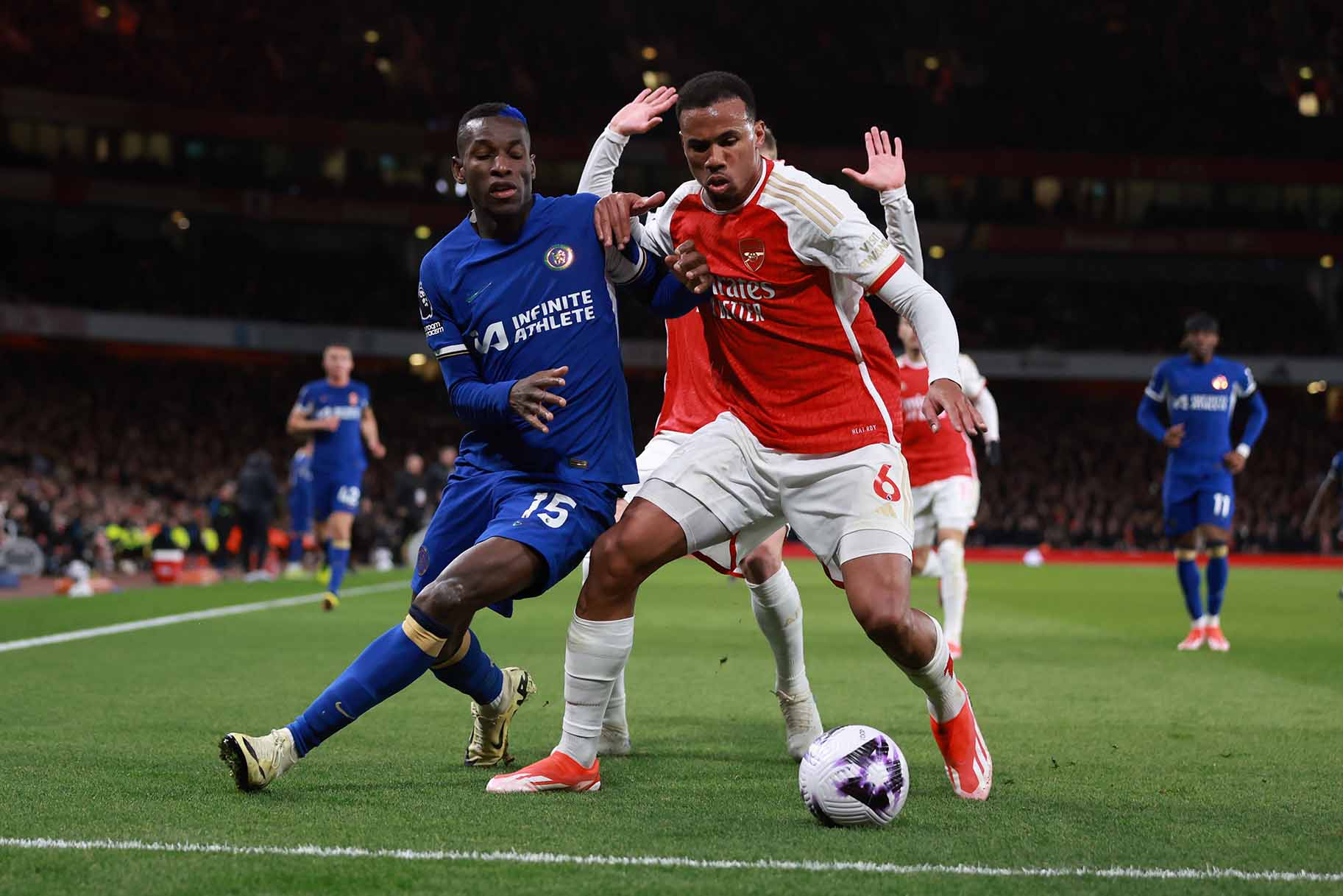 RIVAL: Pertemuan pemain Chelsea dan Arsenal di ajang Liga Inggris musim lalu.