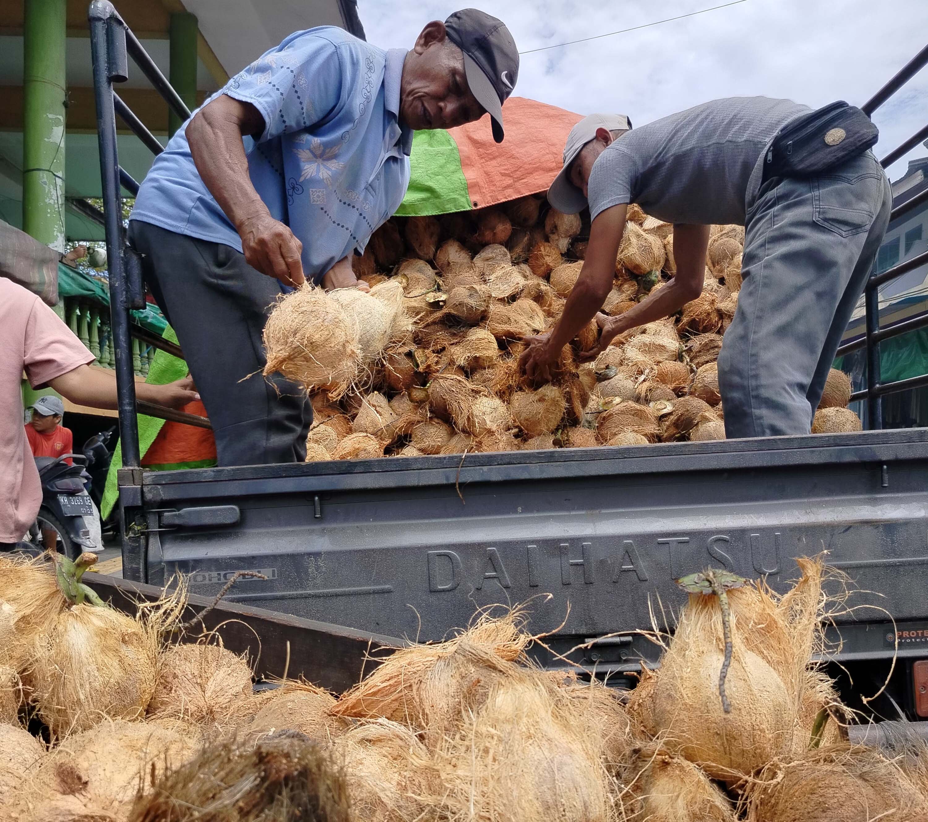 LANGKA: Pedagang Pasar Indrasari Pangkalan Bun membongkar kelapa yang didatangkan dari kabupaten Seruyan, Sabtu (15/3).