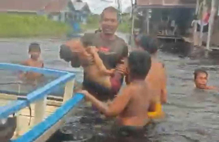 Seorang bocah berusia 9 tahun ketika ditemukan setelah sempat sekitar 30 menit tenggelam, saat banjir luapan Sungai Kahayan melanda kawasan Komplek Jalan Anoi, Palangka Raya, Minggu (16/3).
