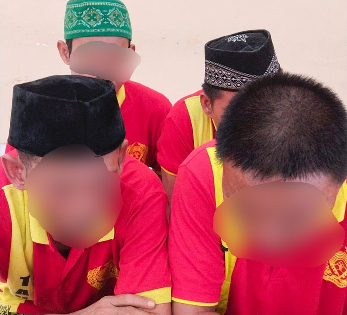 Empat orang pelaku perjudian saat menjalani persidangan di PN Nanga Bulik, baru-baru tadi.
