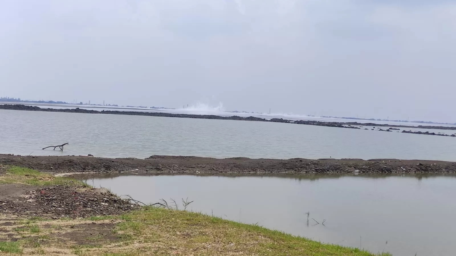 MENGEPUL : Nampak asap putih masih keluar dari pusat semburan lumpur panas Sidoarjo, Kamis (13/3). (DIKY PUTRA SANSIRI/RADAR SIDOARJO)