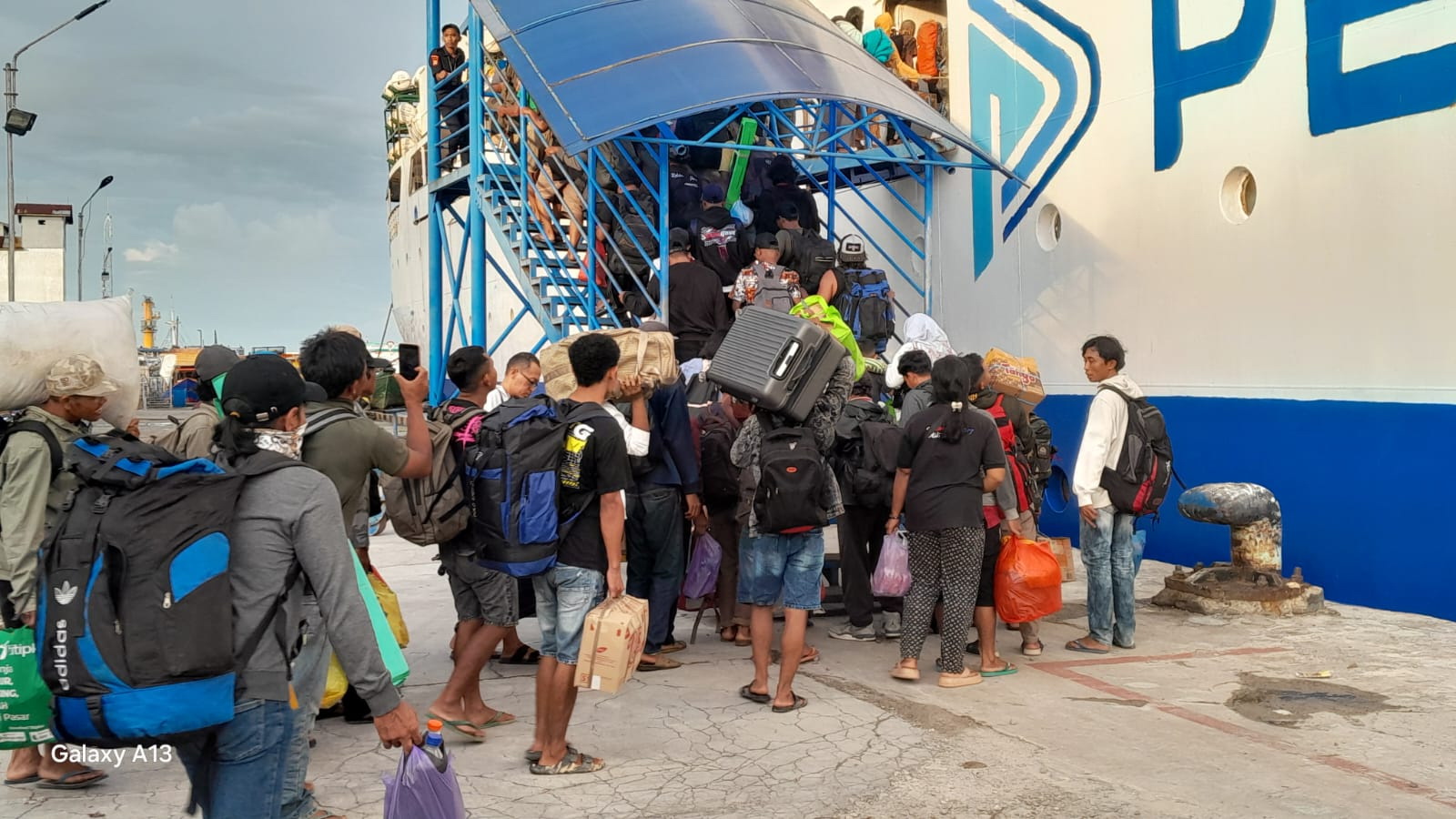 Penumpang Kapal Pelni yang akan bertolak ke Pelabuhan Tanjung Mas Semarang dari Pelabuhan Panglima Utar Kumai, Sabtu (15/3).