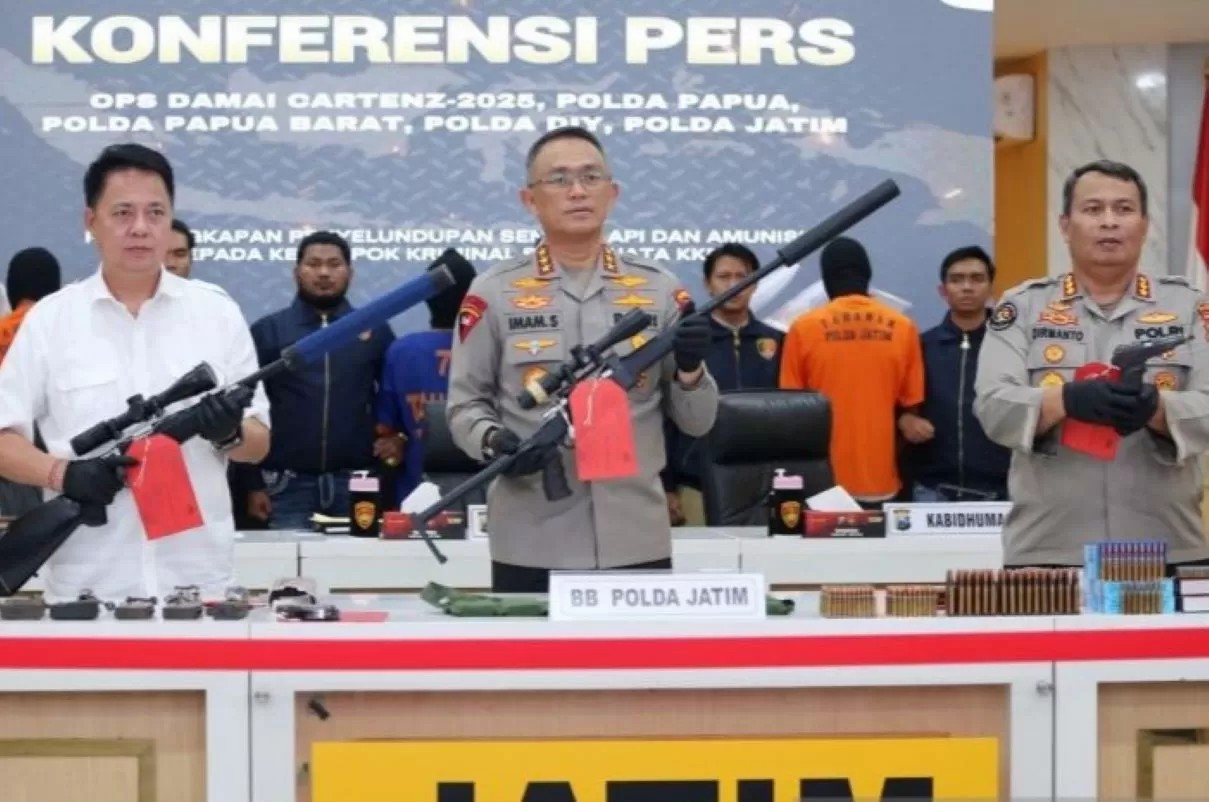 Kapolda Jatim Komjen Pol Imam Sugianto (tengah) menunjukkan senjata api yang diproduksi di Bojonegoro dan dipasok untuk KKB Papua. (Moch Asim/Antara)  &nbsp;
