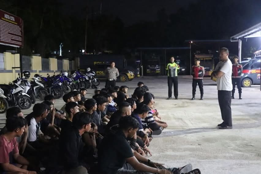 BALAP LARI: Kapolres Lamandau memberikan pembinaan kepada para pelaku balapan liar yang terciduk pada malam Minggu.
