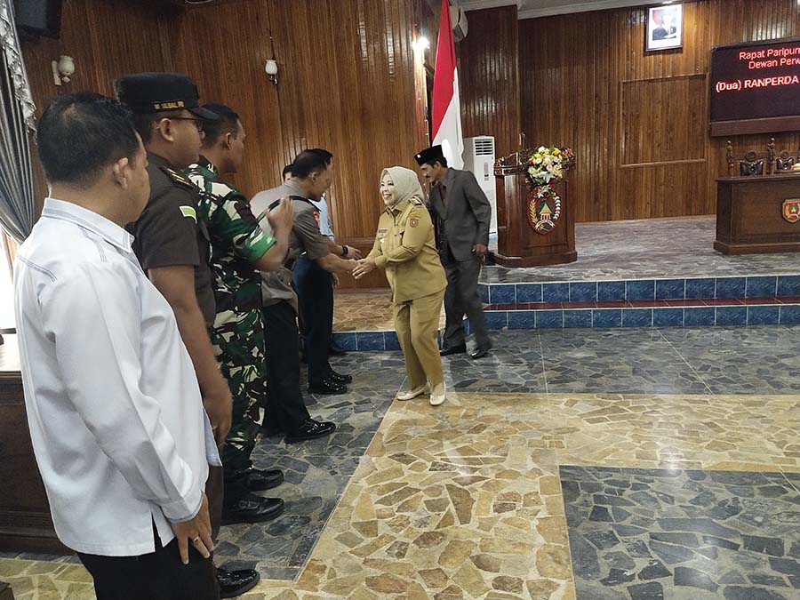 RAPAT: Bupati Kotawaringin Barat bersalaman dengan Forkopimda usai rapat paripurna di DPRD Kobar. &nbsp;