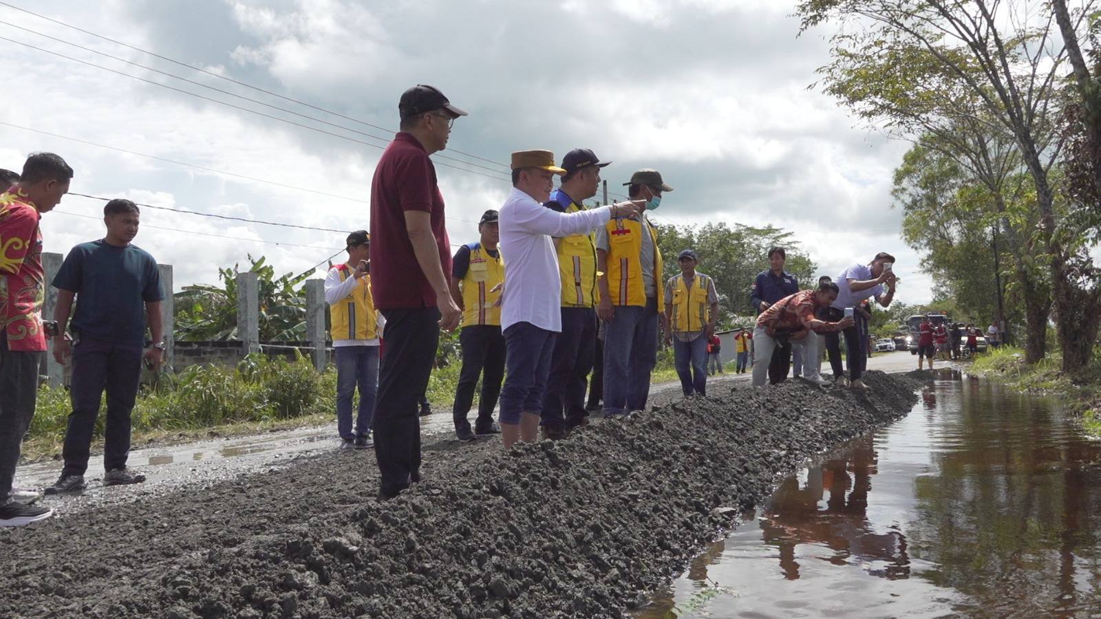 TINJAU JALAN: Gubernur Kalteng Agustiar Sabran meninjau kesiapan jalur mudik dan balik Lebaran dengan meninjau Jalan Mahir Mahar, lingkar luar Kota Palangka Raya, Sabtu (15/3).IST/RADAR SAMPIT