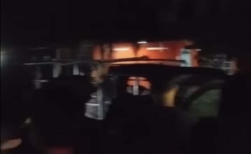 Potongan Video saat warga berkerumun dan evakuasi tiga pelaku pencurian sawit di Desa Natai Kerbau, Kecamatan Pangkalan Banteng, Kobar, Kalteng, Minggu (16/3/2025)