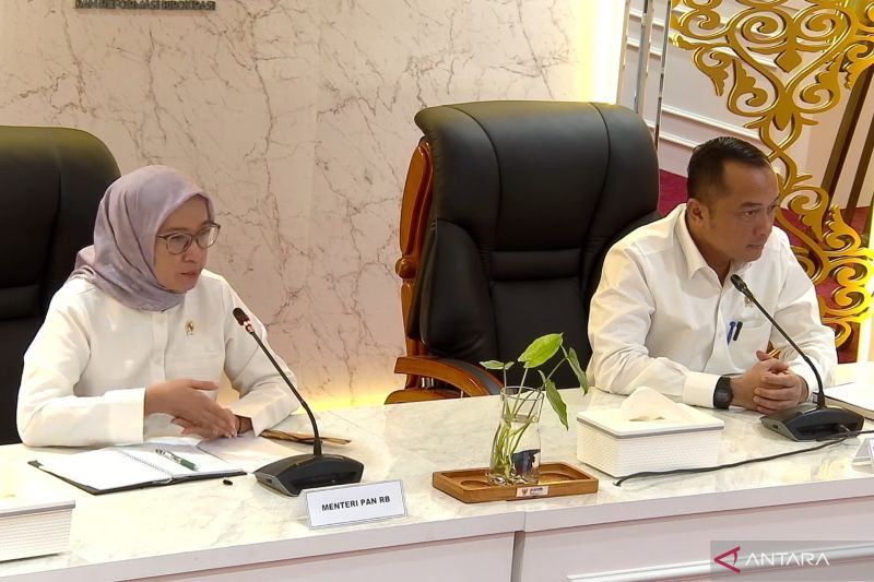 Menteri PANRB Rini Widyantini (kiri) bersama Menteri Sekretaris Negara Prasetyo Hadi (kanan) dalam konferensi pers "Pengangkatan CASN 2024" di Kantor Kementerian PANRB, Jakarta, Senin (17/3/2025).