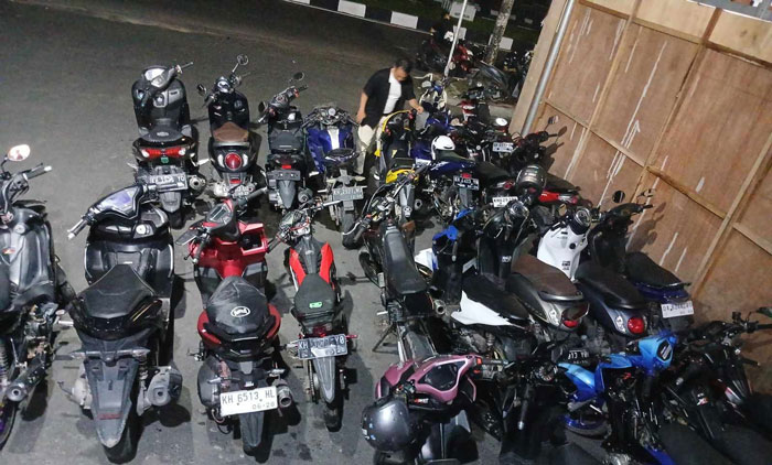 DITILANG: Sejumlah sepeda motor yang dipergunakan untuk balapan liar, ketika diamankan pihak Polresta Palangka Raya, Minggu (16/3).DODI/RADAR PALANGKA