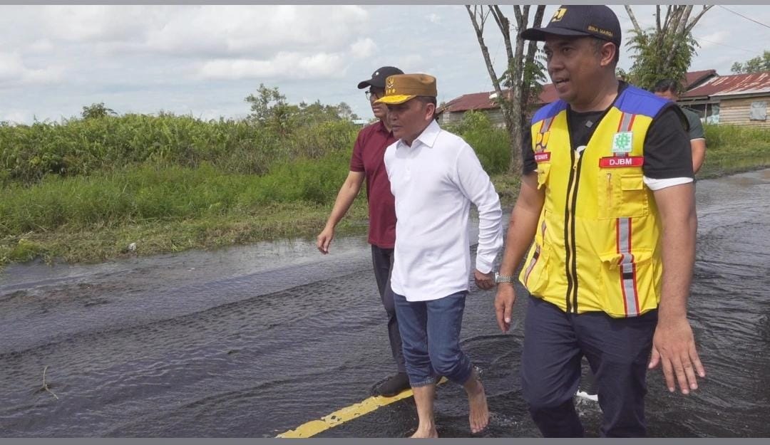 Gubernur Kalteng Agustiar Sabran dan jajarannya saat meninjau kerusakan jalan di luar Kota Palangka Raya, baru-baru tadi.