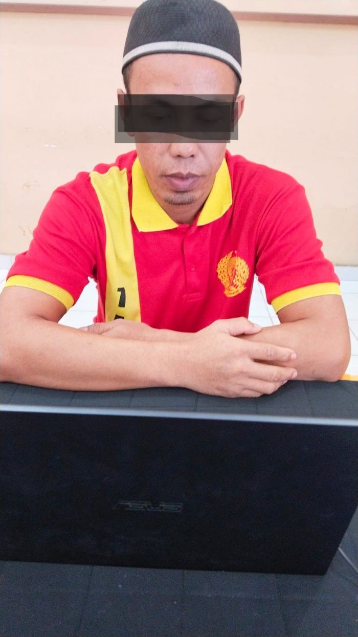 SIDANG : Sapuani alias Iwan, terdakwa perkara pencurian uang menjalani sidang secara virtual. ISTIMEWA/RADAR SAMPIT