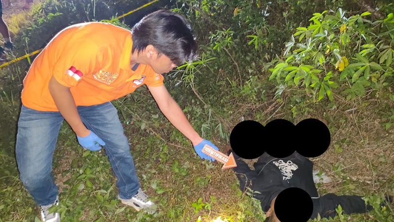 IDENTIFIKASI: Petugas kepolisian saat identifikasi mayat di parit Jalan Trans Kalimantan Kecamatan Sematu Jaya, Kabupaten Lamandau, Senin (17/3/2025)