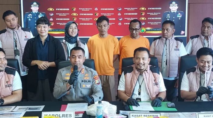 Kapolres Metro Jakarta Barat Kombes Pol Twedy Aditya Bennyyahdi (dua dari kiri) mengungkap kasus kecurangan dalam pengemasan produk minyak goreng Minyakita, Rabu (19/3). (Ryandi Zahdomo/JawaPos.com)