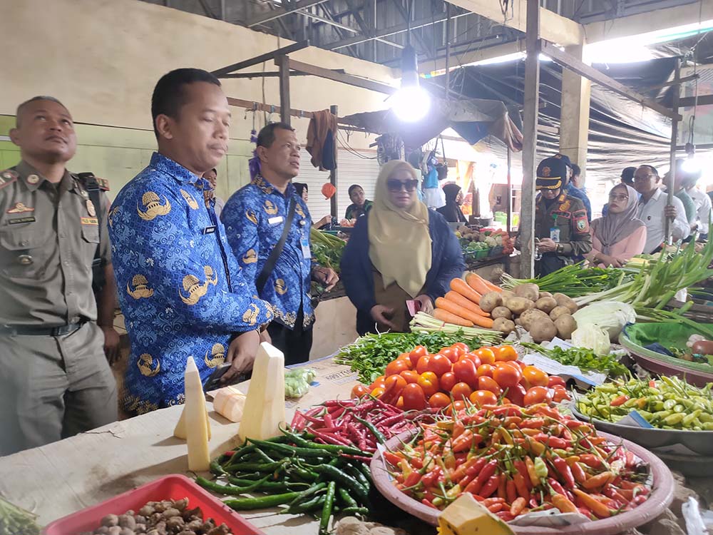 PASAR: Plt Kepala Dinas Koperasi UKM Perdagangan dan Perindustrian Kotim Fahrujiansyah mendampingi Wakil Bupati Kotim Irawati saat melakukan kunjungan ke Pasar Keramat, Senin (17/3).&nbsp;YUNI/RADAR SAMPIT