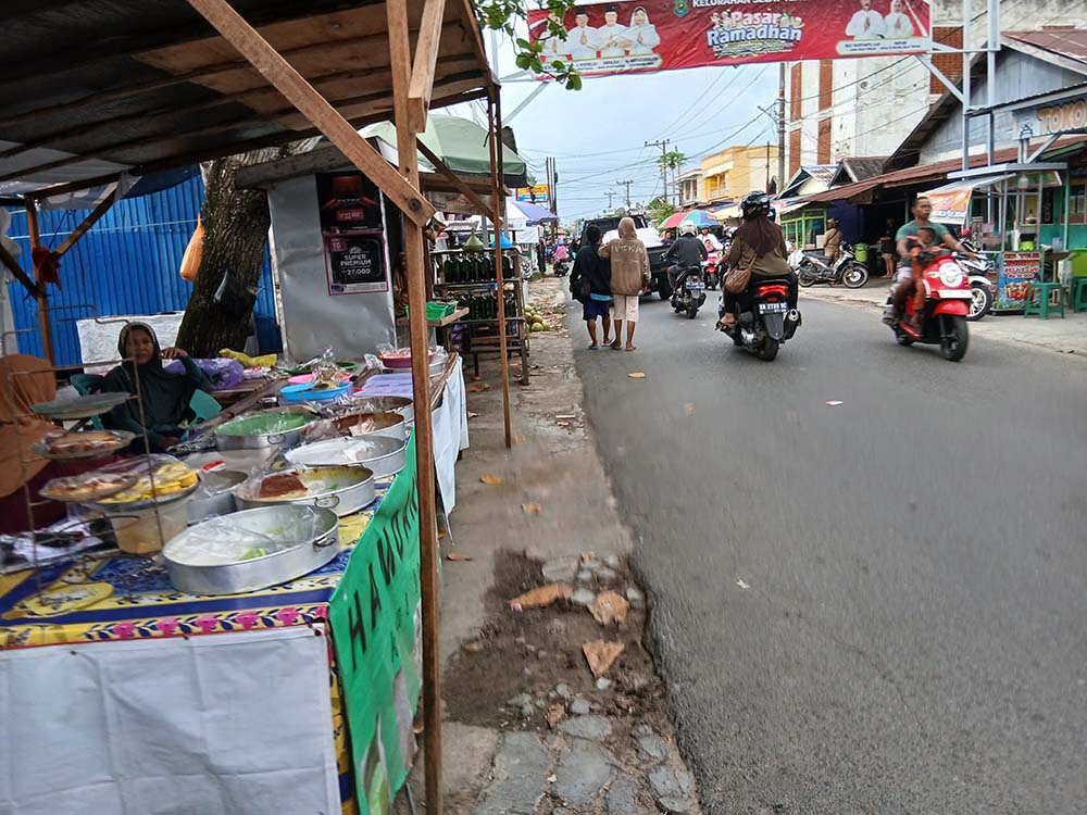 RAMADAN : Aktivitas masyarakat berburu takjil di Jalan Teratai, Kuala Kapuas. DOKUMEN/SABRIANOOR