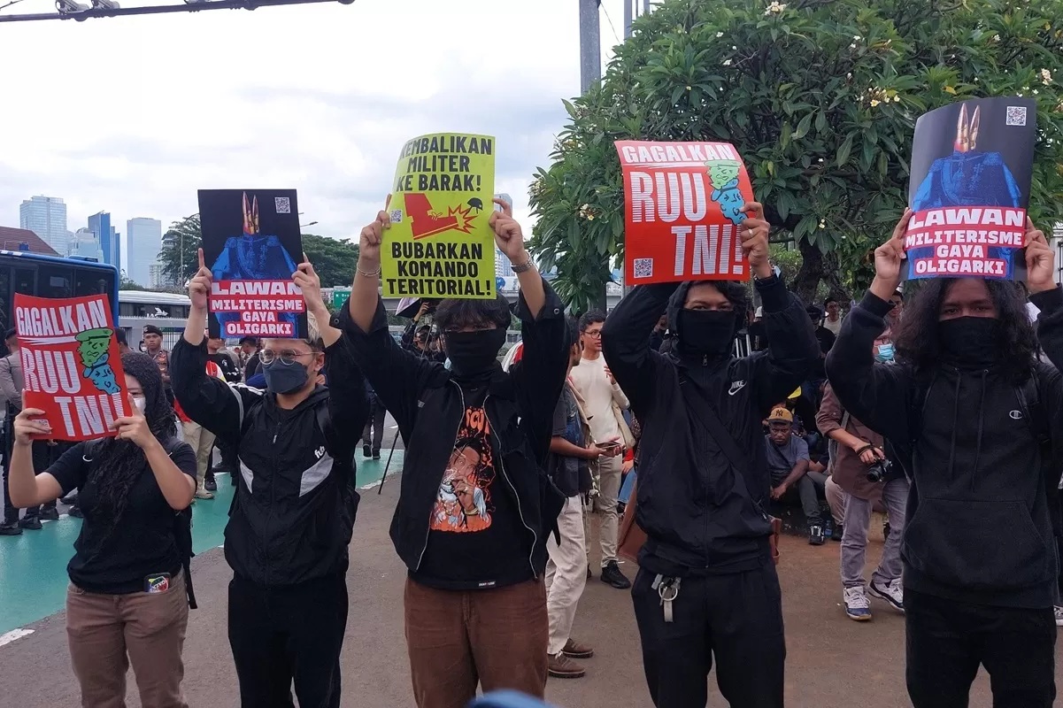 Ratusan massa aksi dari aliansi mahasiswa dan masyarakat sipil terus menyuarakan penolakannya terhadap revisi UU TNI, Kamis (20/3). (Ryandi Zahdomo/JawaPos.com)