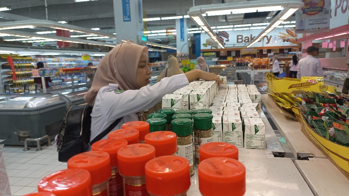 ILUSTRASI: Petugas melakukan pengecekan produk pangan di Kota Sampit, beberapa waktu lalu.&nbsp;FOTO DOK/RADAR SAMPIT&nbsp;