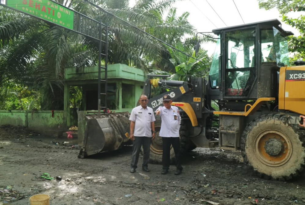 DEPO SAMPAH: Plt Kepala DLH Kotim Marjuki meninjau kondisi depo sampah yang ada di Jalan Sampurna, beberapa waktu lalu.&nbsp;