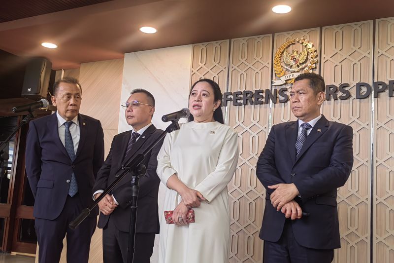 KONFERENSI PERS: Ketua DPR RI Puan Maharani bersama Wakil Ketua DPR RI lainnya di Kompleks Parlemen, Senayan, Jakarta, Kamis (20/3/2025).