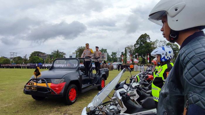 CEK PASUKAN : Kapolda Kalteng, Irjen Pol Iwan Kurniawan saat melakukan pengecekan pasukan Operasi Ketupat Telabang 2025, Kamis (20/3/2025). DODI/RADAR PALANGKA