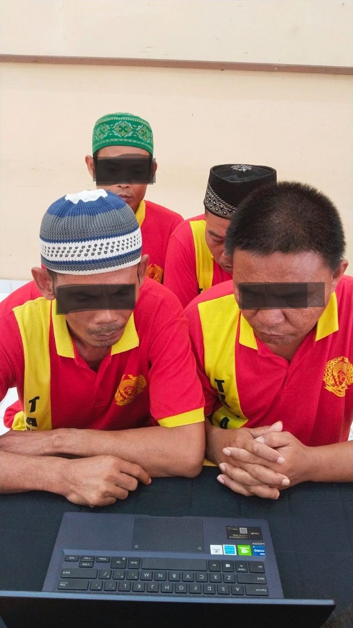 SIDANG : Empat terdakwa kasus perjudian mengikuti sidang putusan hakim Pengadilan Negeri Nanga Bulik. ISTIMEWA/RADAR SAMPIT