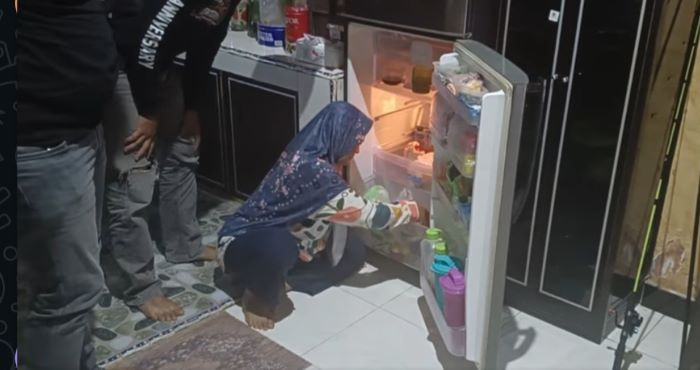 PALSU : NA ketika menunjukkan lokasi emas yang disimpan di dalam kulkas rumahnya. HUMAS POLRES KAPUAS/RADAR SAMPIT