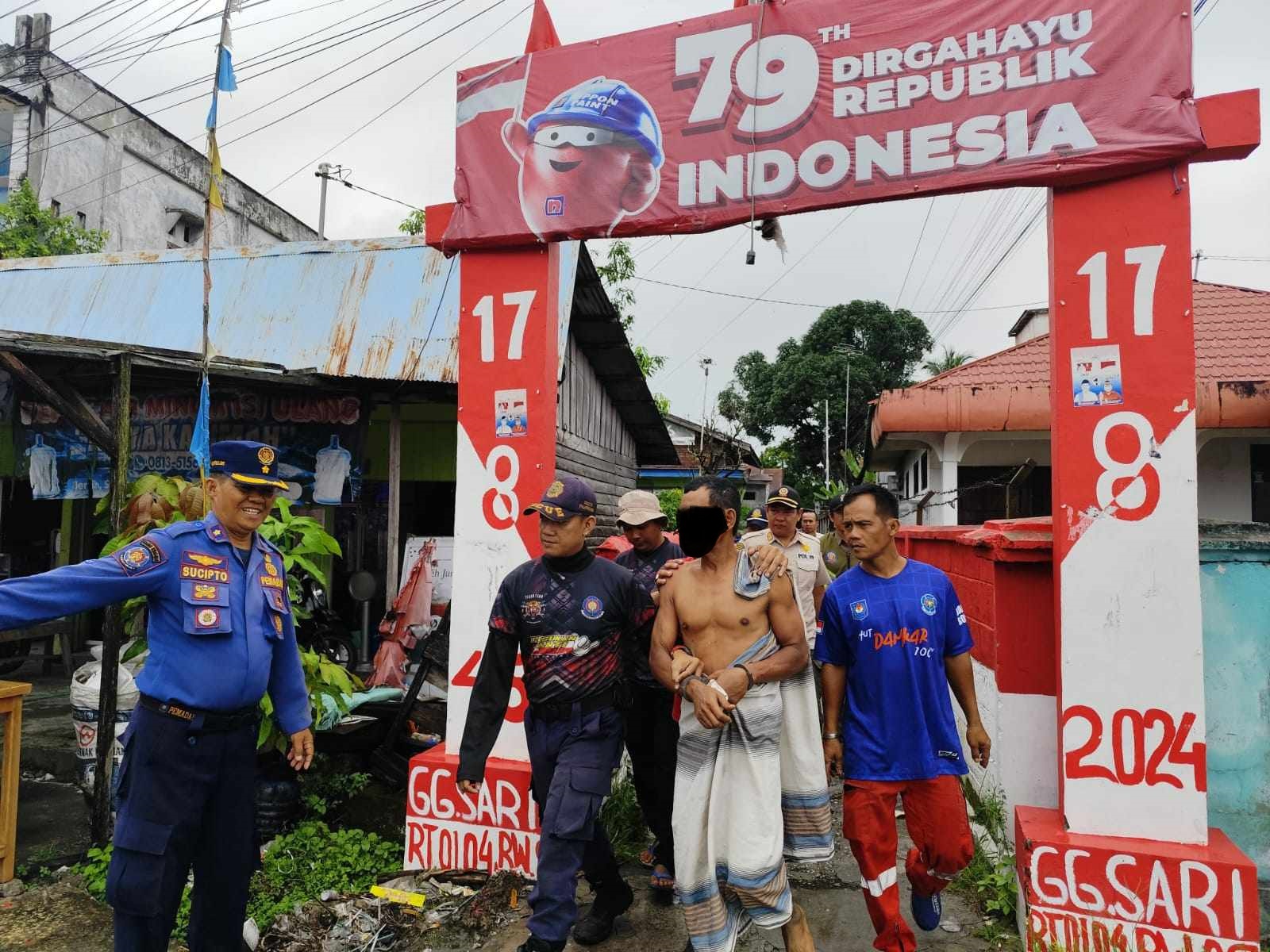 TAK MELAWAN: Tim rescue Damkar Kota Palangka Raya bersama tim gabungan saat melakukan evakuasi satu ODGJ yang meresahkan dan membahayakan warga.
