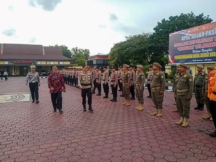 GELAR PASUKAN : Wakapolres Seruyan, Kompol Hendry didampingi Asisten 1 Sekda Seruyan, Agus Suharto mengecek kondisi pasukan yang terlibat Operasi Ketupat Telabang 2025. M. RIFANI D/RADAR SAMPIT