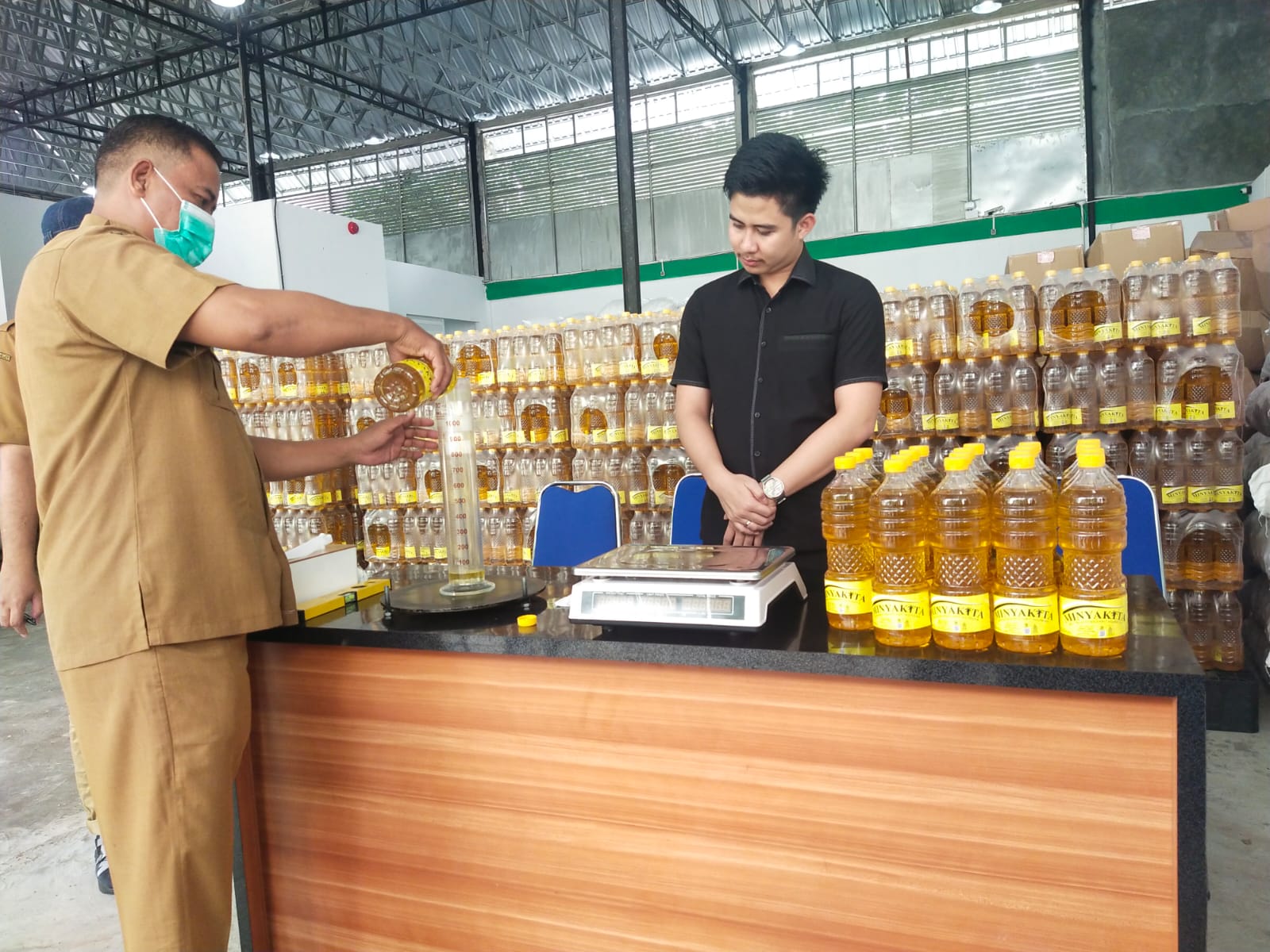 Dinas Perindustrian dan Perdagangan, Koperasi, Usaha Kecil Menengah (Disperindagkop UKM) Kotawaringin Barat melakukan inspeksi mendadak ke pabrik pengemasan MinyaKita milik PT Samari Borneo Indah